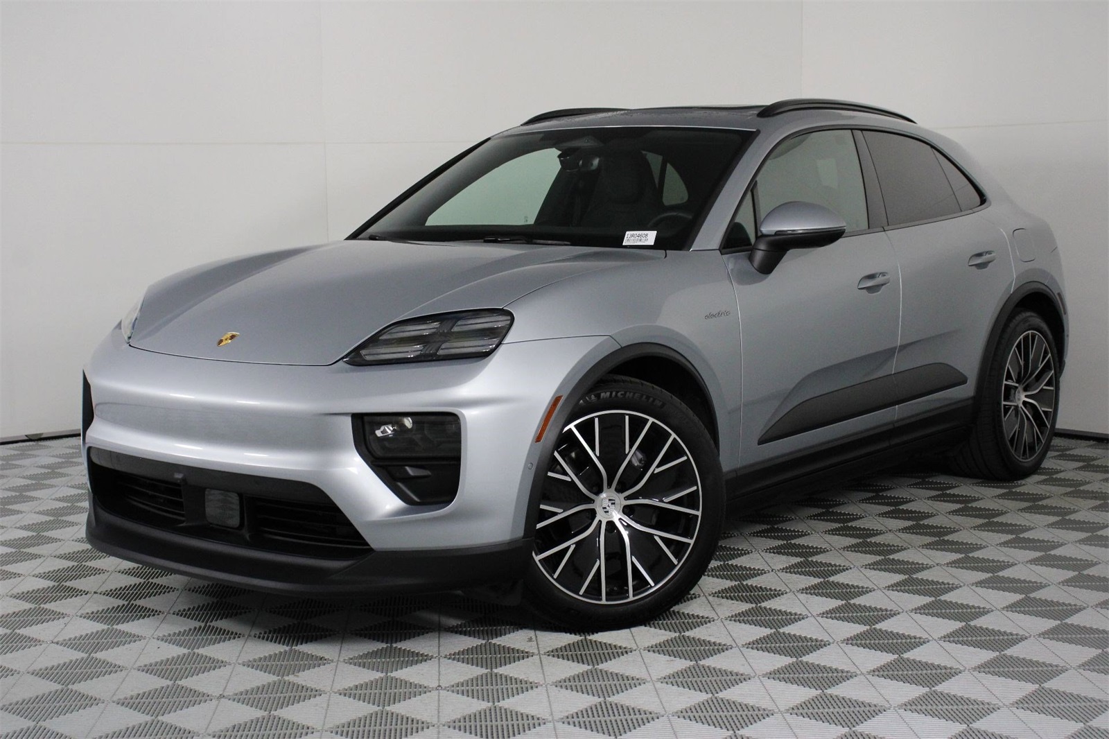 2025 Porsche Macan Base's photo