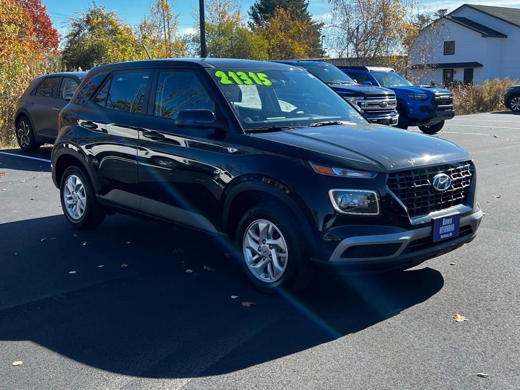 2025 Hyundai Venue SE's photo