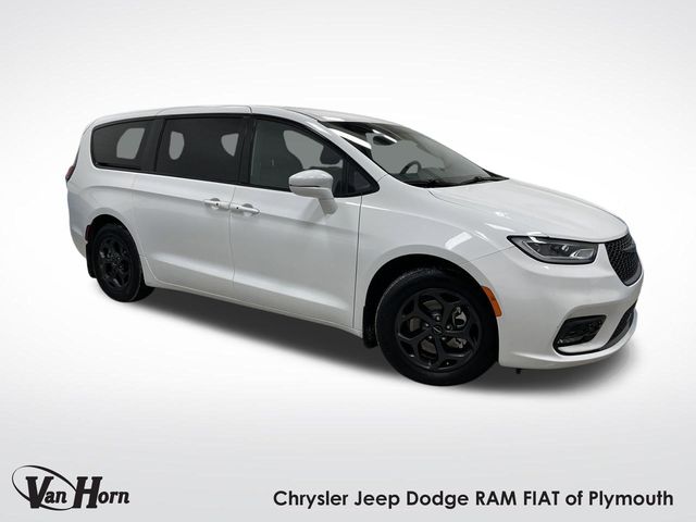 Used 2022 Bright White Clearcoat Chrysler Touring L image 1