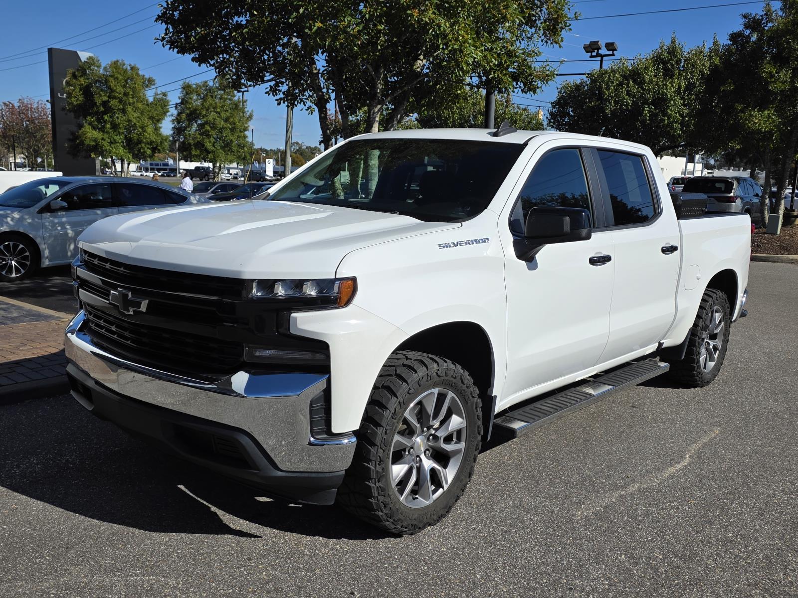 2020 Chevrolet Silverado LT photo 3