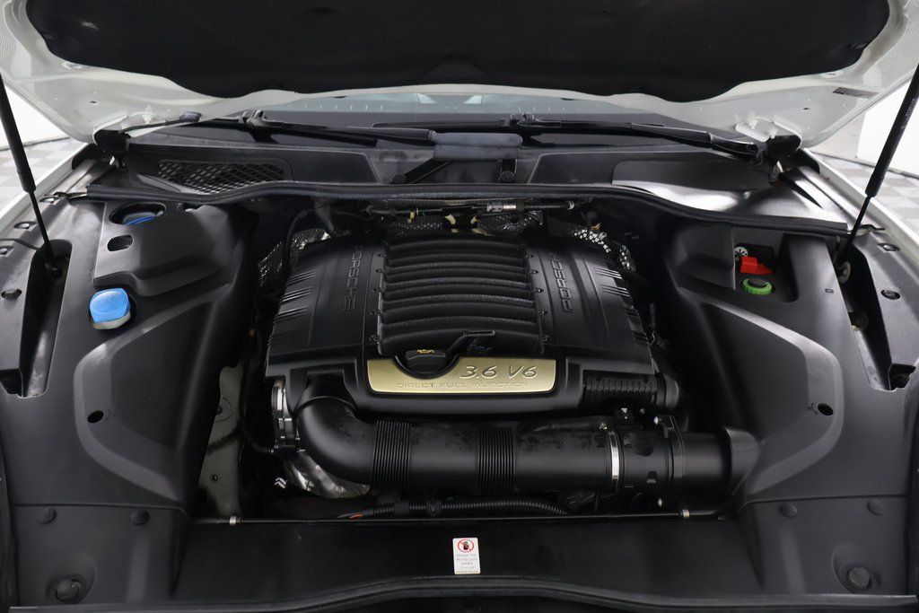 2018 Porsche Cayenne Base Platinum Edition photo 14