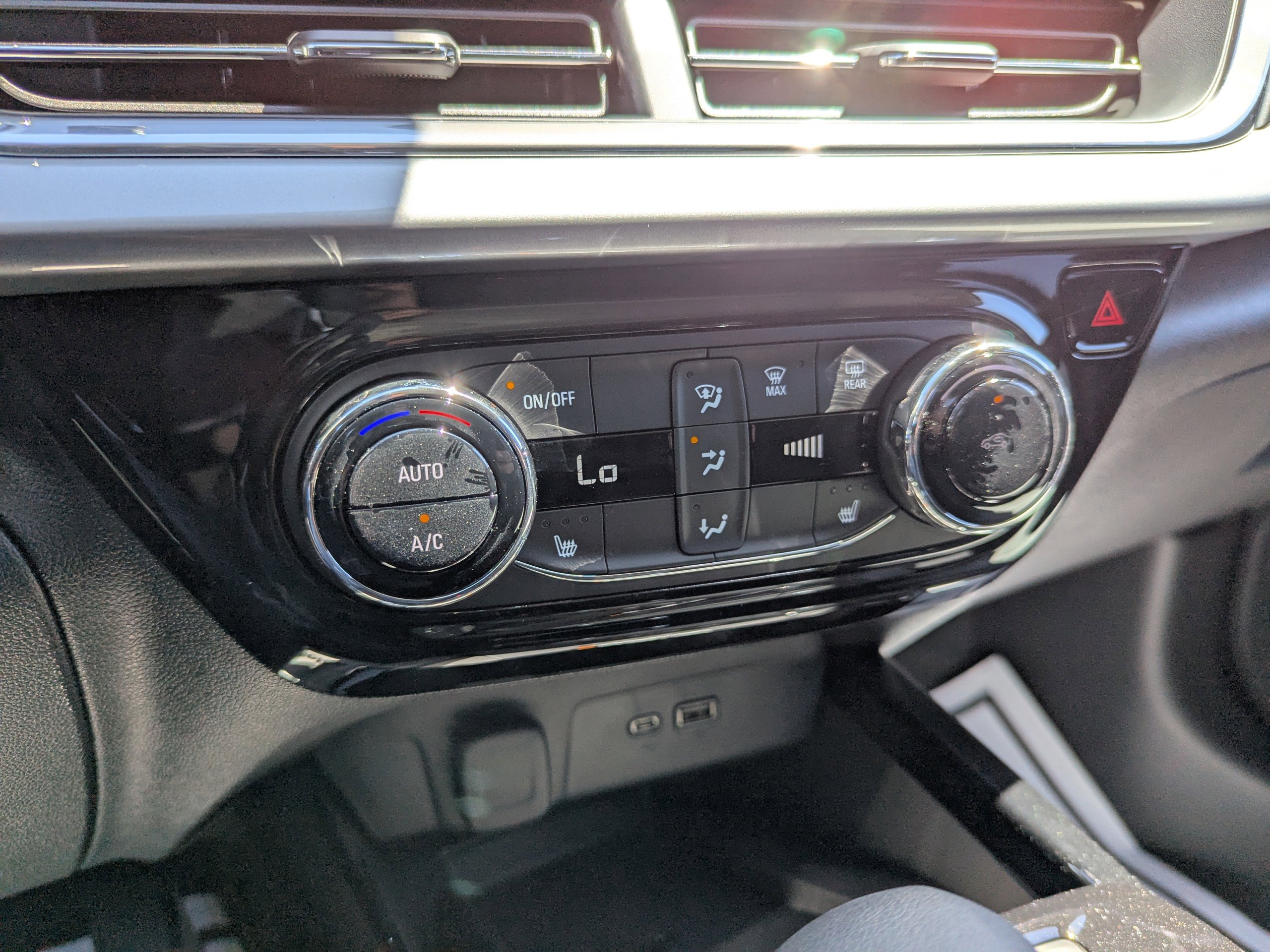 2025 Chevrolet Trax LT photo 19