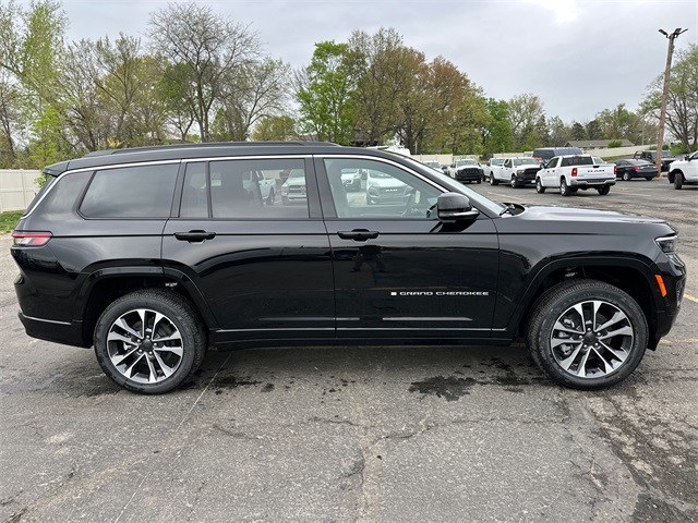 2025 Jeep Grand Cherokee Overland photo 4