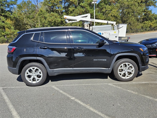 2024 Jeep Compass Latitude photo 3