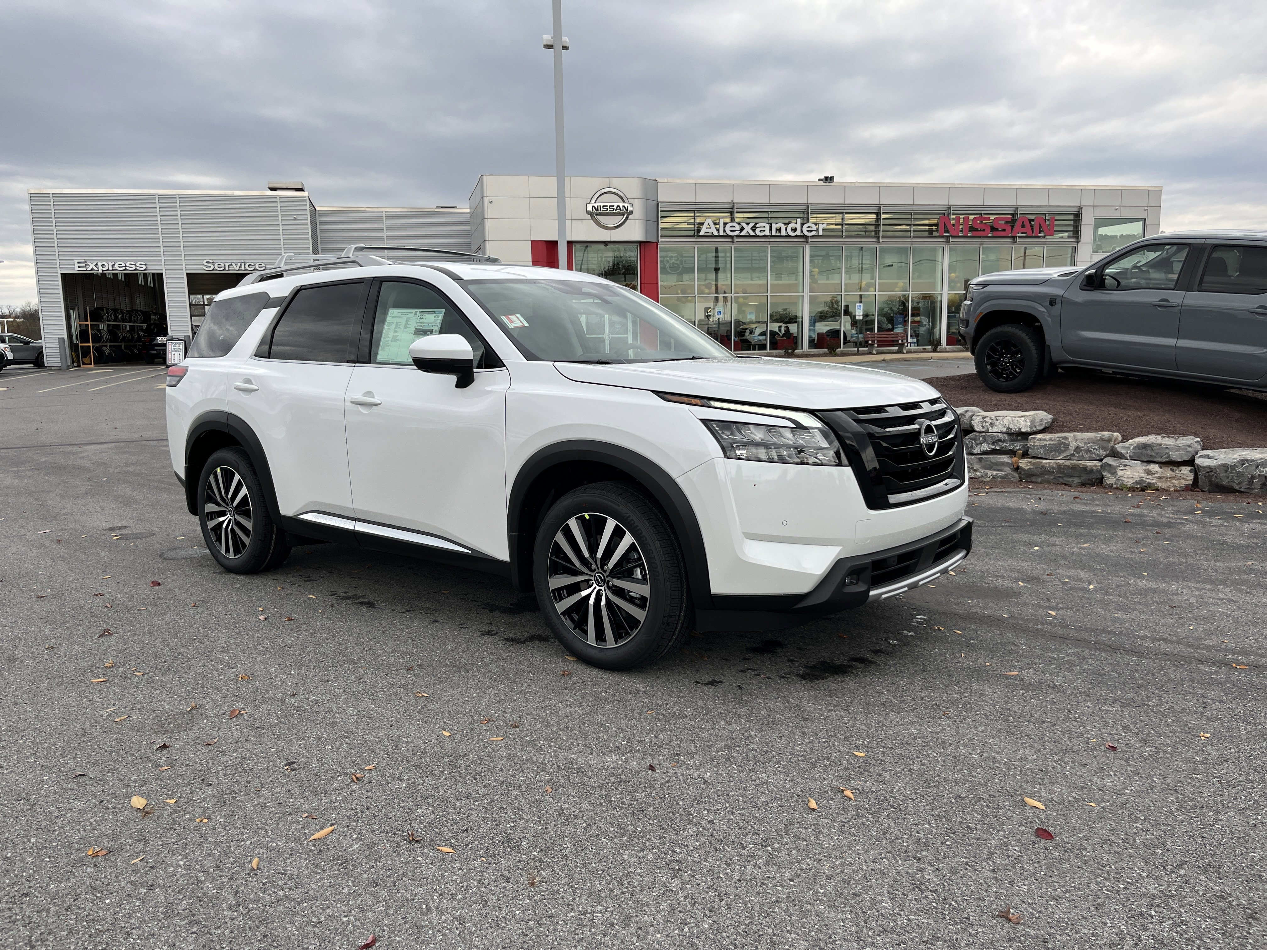2025 Nissan Pathfinder Platinum's photo