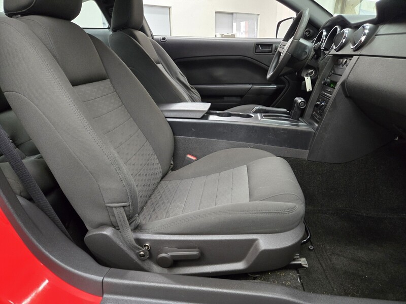2006 Ford Mustang GT Deluxe photo 11