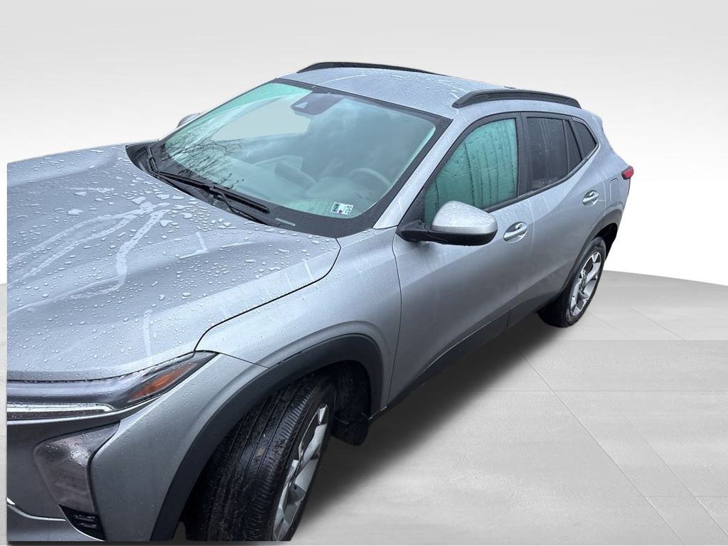 2024 Chevrolet Trax LT photo 2