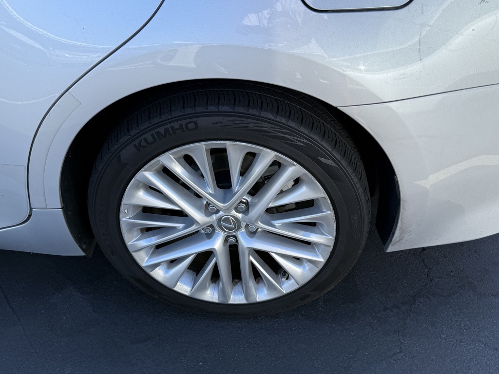 2013 Lexus ES 350 photo 3
