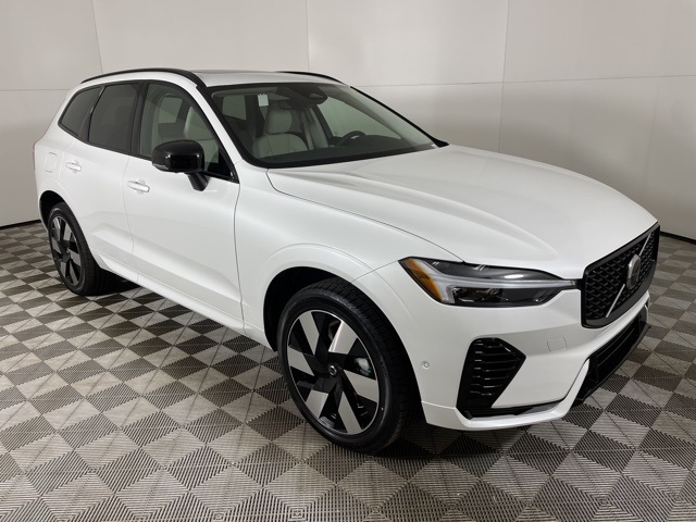 2025 Volvo XC60 T8 Plus photo 2