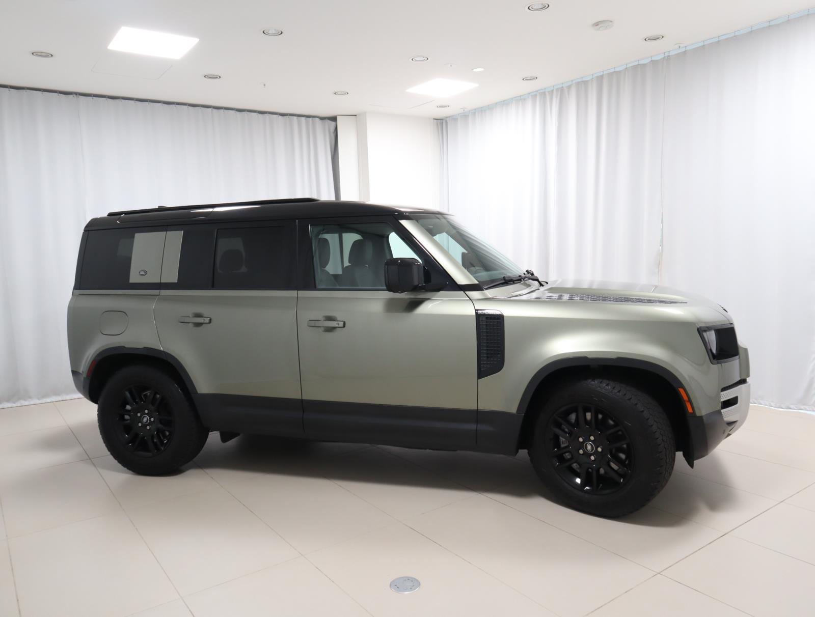 2023 Land Rover Defender 110 SE photo 4