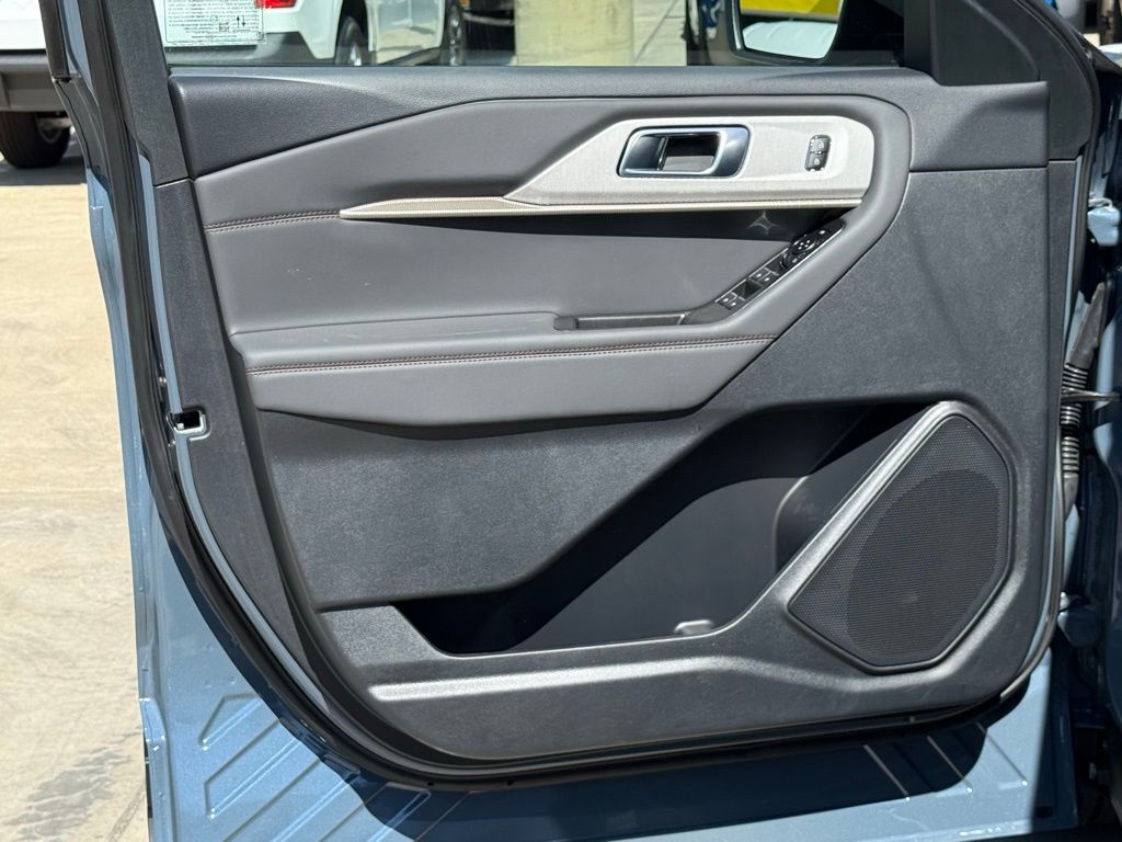 2025 Ford Explorer photo 11