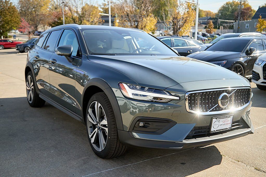 2026 VOLVO V60CC - Image 3