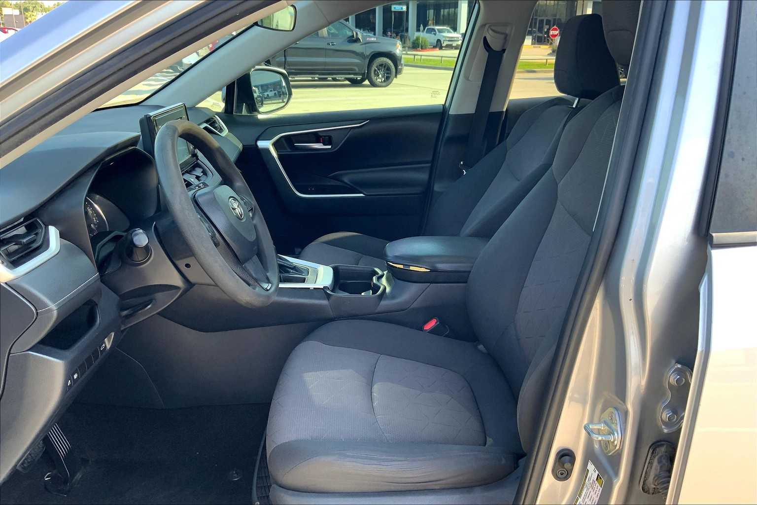 2019 Toyota RAV4 XLE photo 7