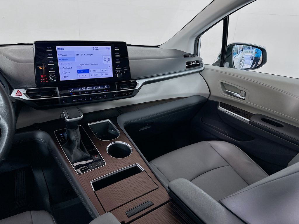 2024 Toyota Sienna XLE photo 23