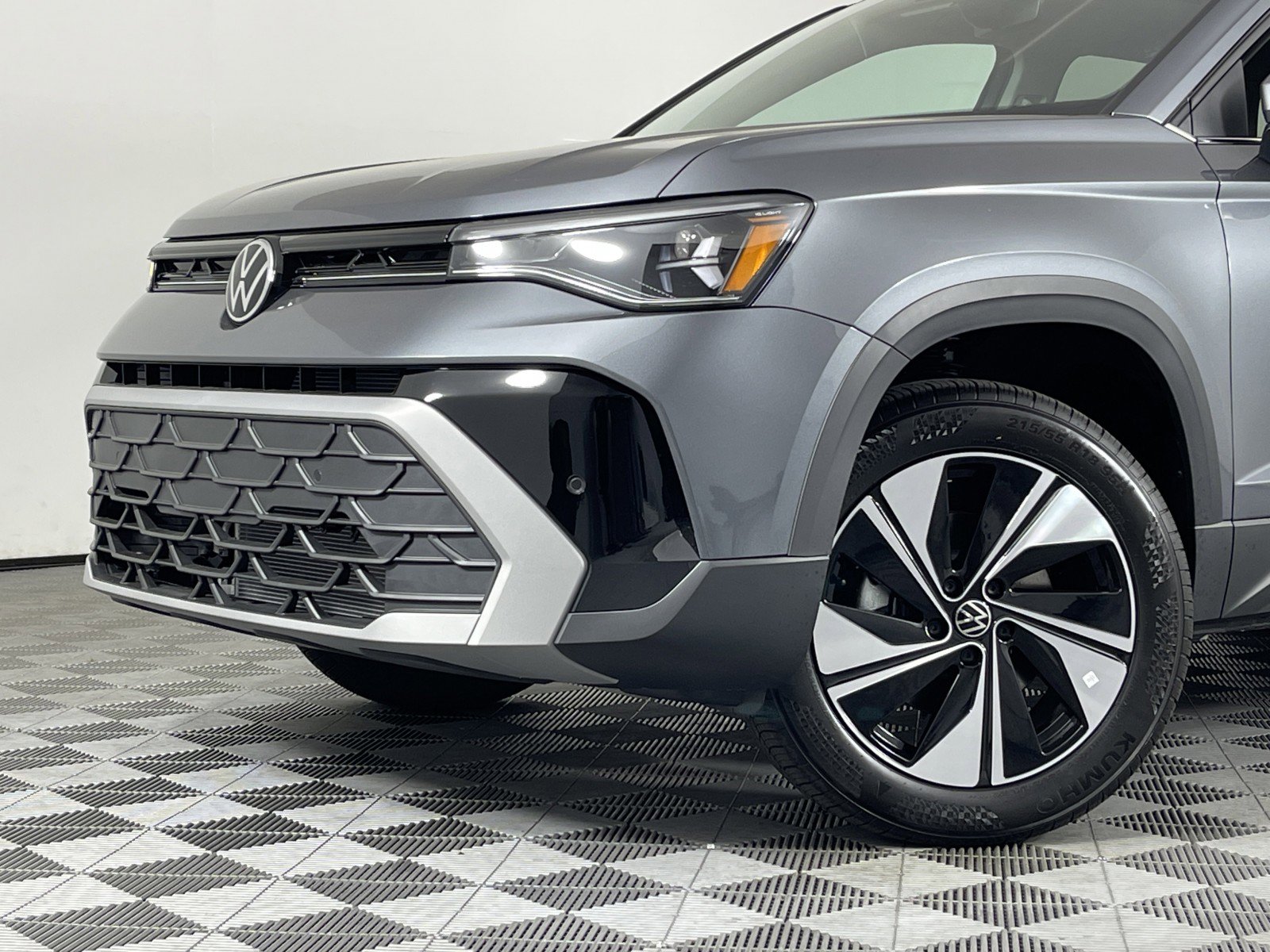 2025 Volkswagen Taos SE photo 2