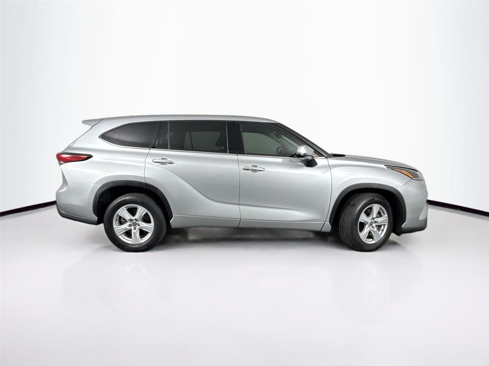 2021 Toyota Highlander LE photo 2