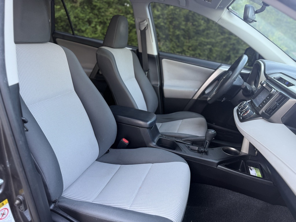2015 Toyota RAV4 LE photo 4