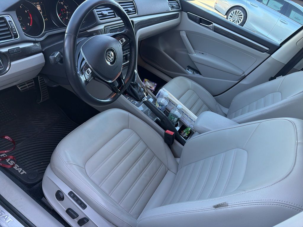 2017 Volkswagen Passat SEL Premium photo 3