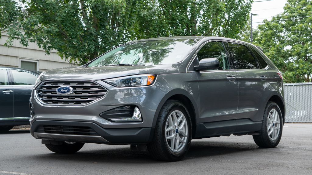 2022 Ford Edge SEL photo 2