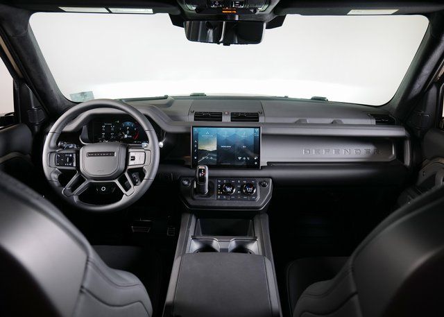 2025 Land Rover Defender 110 photo 4