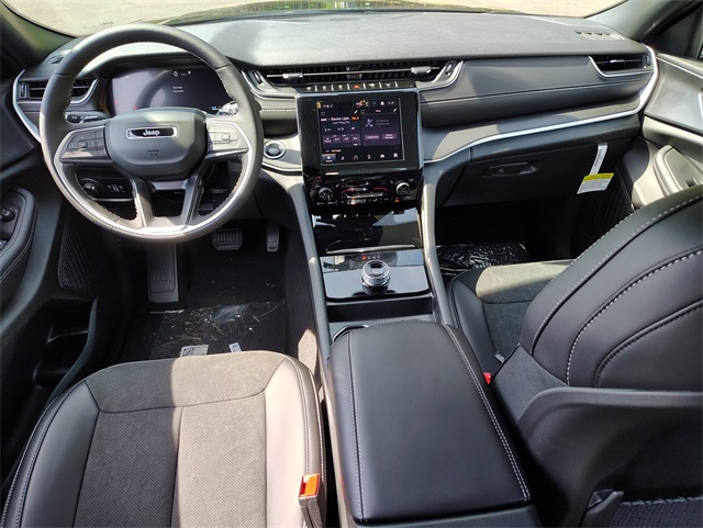 2025 Jeep Grand Cherokee Laredo Altitude photo 14