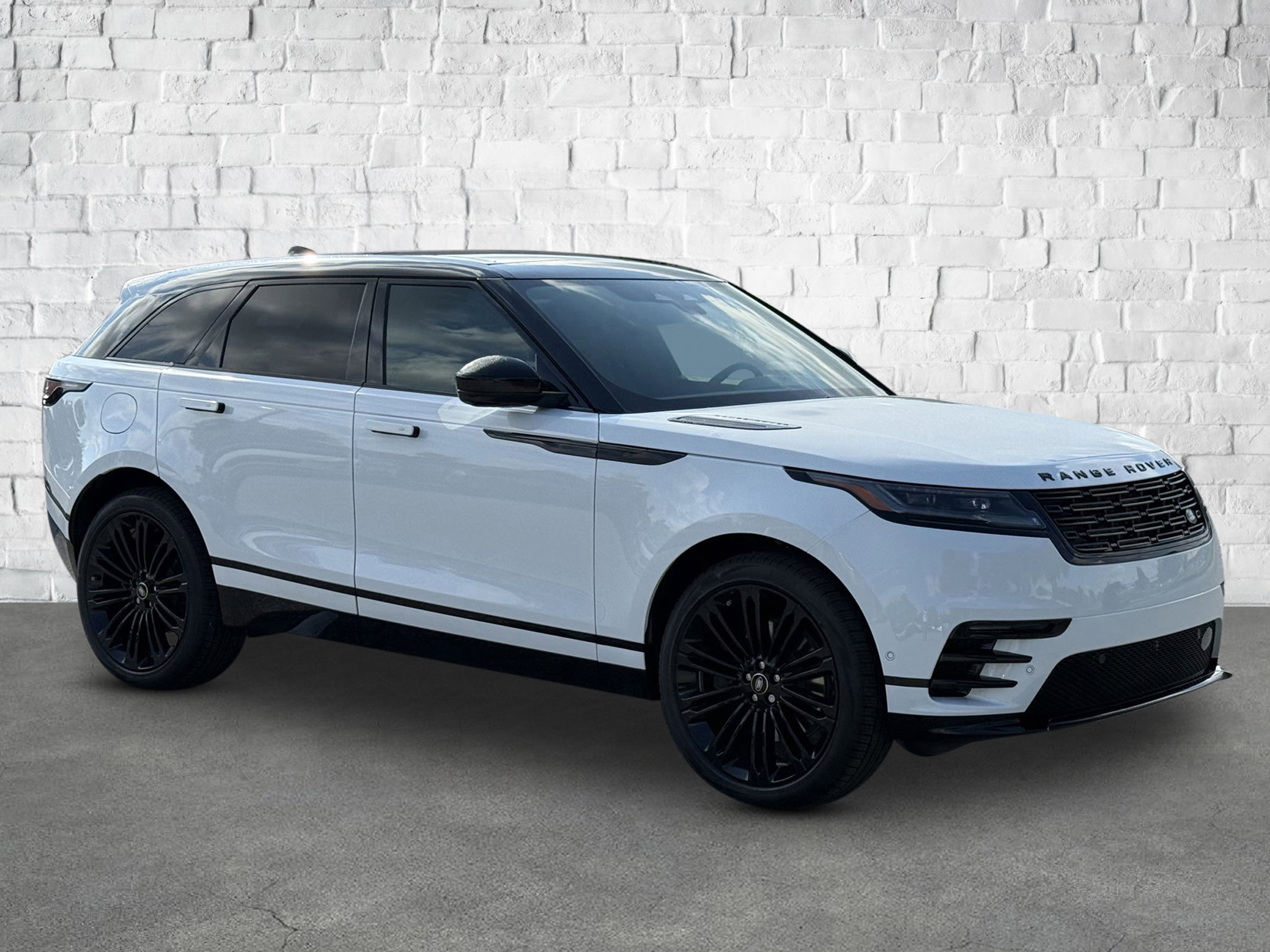 2026 Land Rover Range Rover Velar SE photo 8