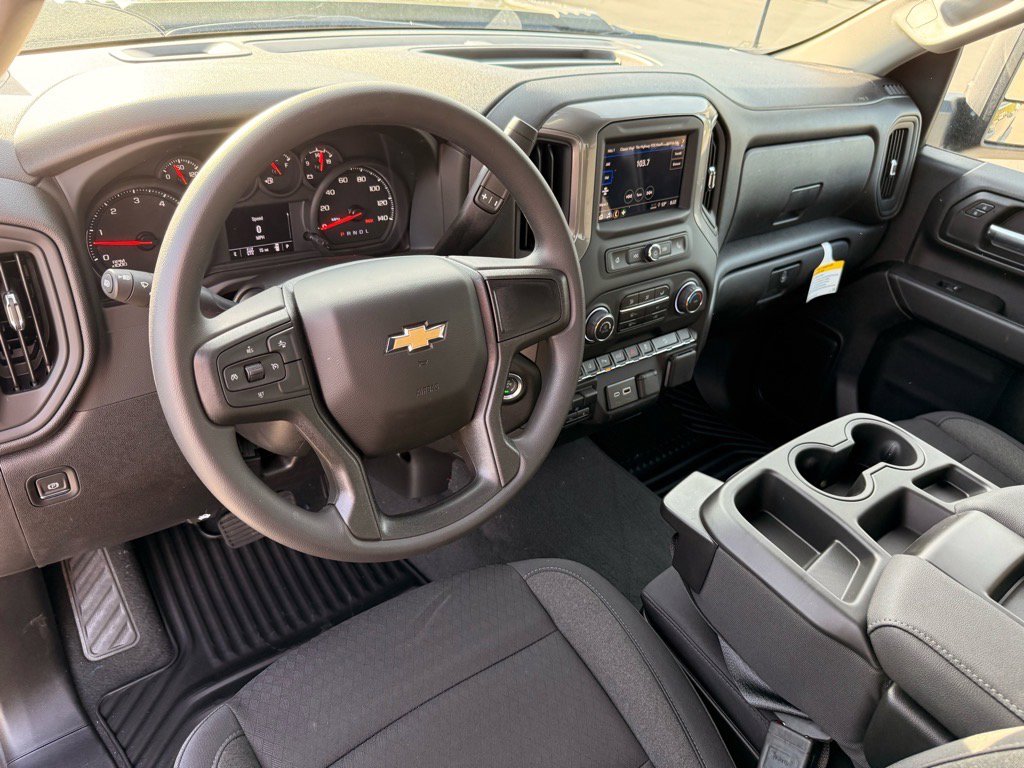 2025 Chevrolet Silverado 2500HD Custom photo 5