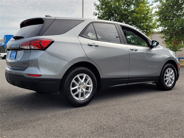 2023 Chevrolet Equinox LS photo 3
