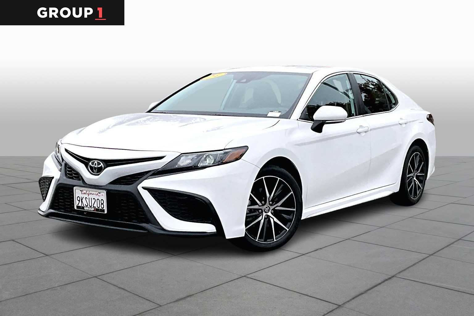 2024 Toyota Camry SE's photo