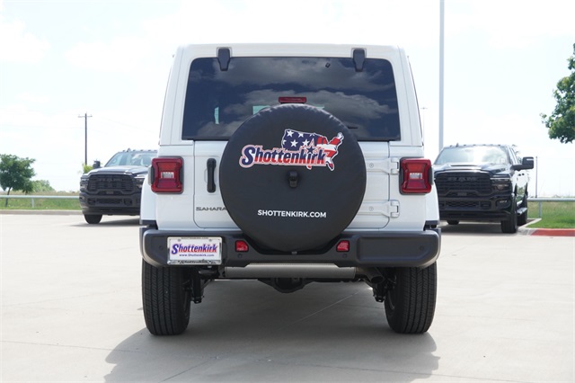 2025 Jeep Wrangler Sahara photo 4