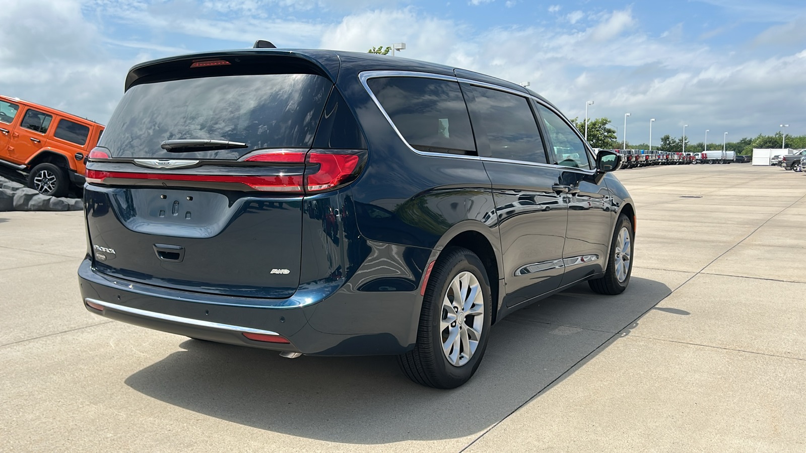 2025 Chrysler Pacifica photo 3