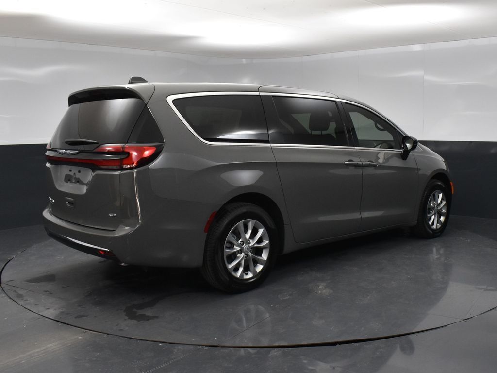 2025 Chrysler Pacifica photo 2