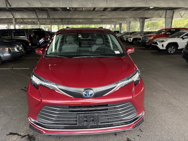2023 Toyota Sienna XLE photo 2