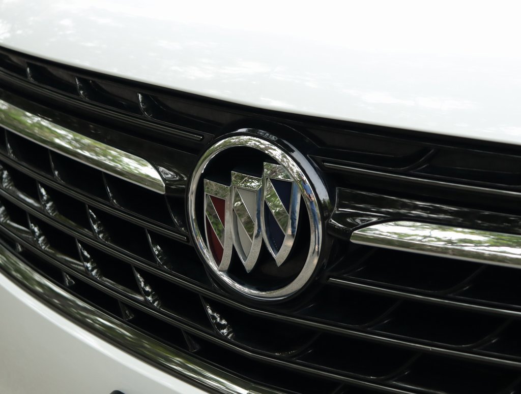 Used 2022 Summit White Buick Essence image 34