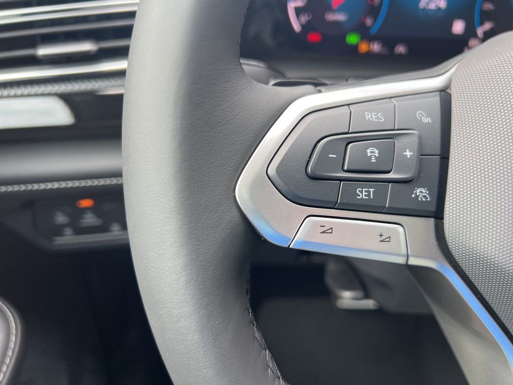 2026 Volkswagen Atlas Cross Sport SEL R-Line photo 30