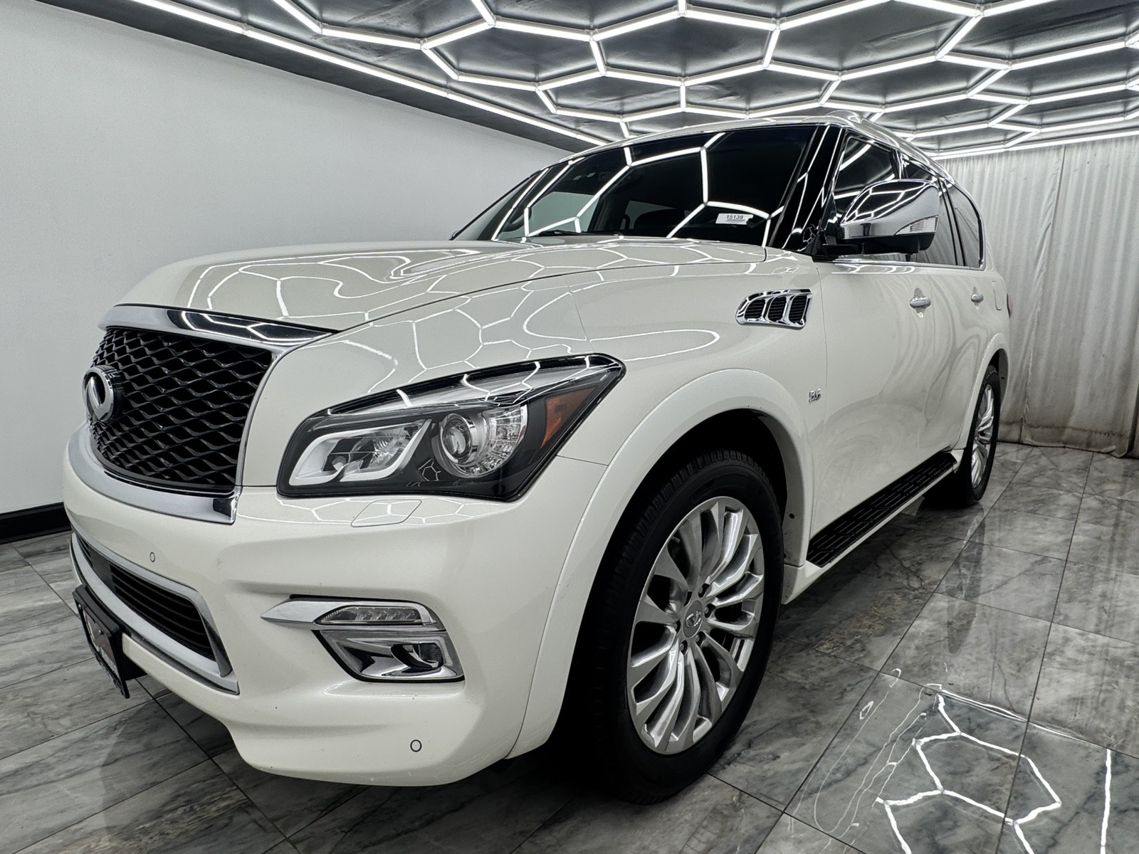 2017 Infiniti QX80 Limited photo 3