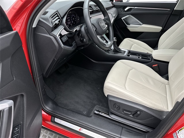 2024 Audi Q3 S line Premium Plus photo 3