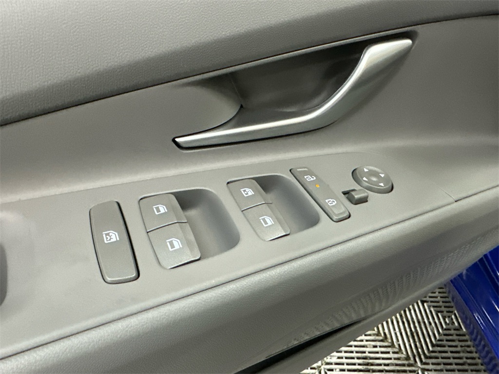 2025 Hyundai Elantra SEL Convenience photo 12