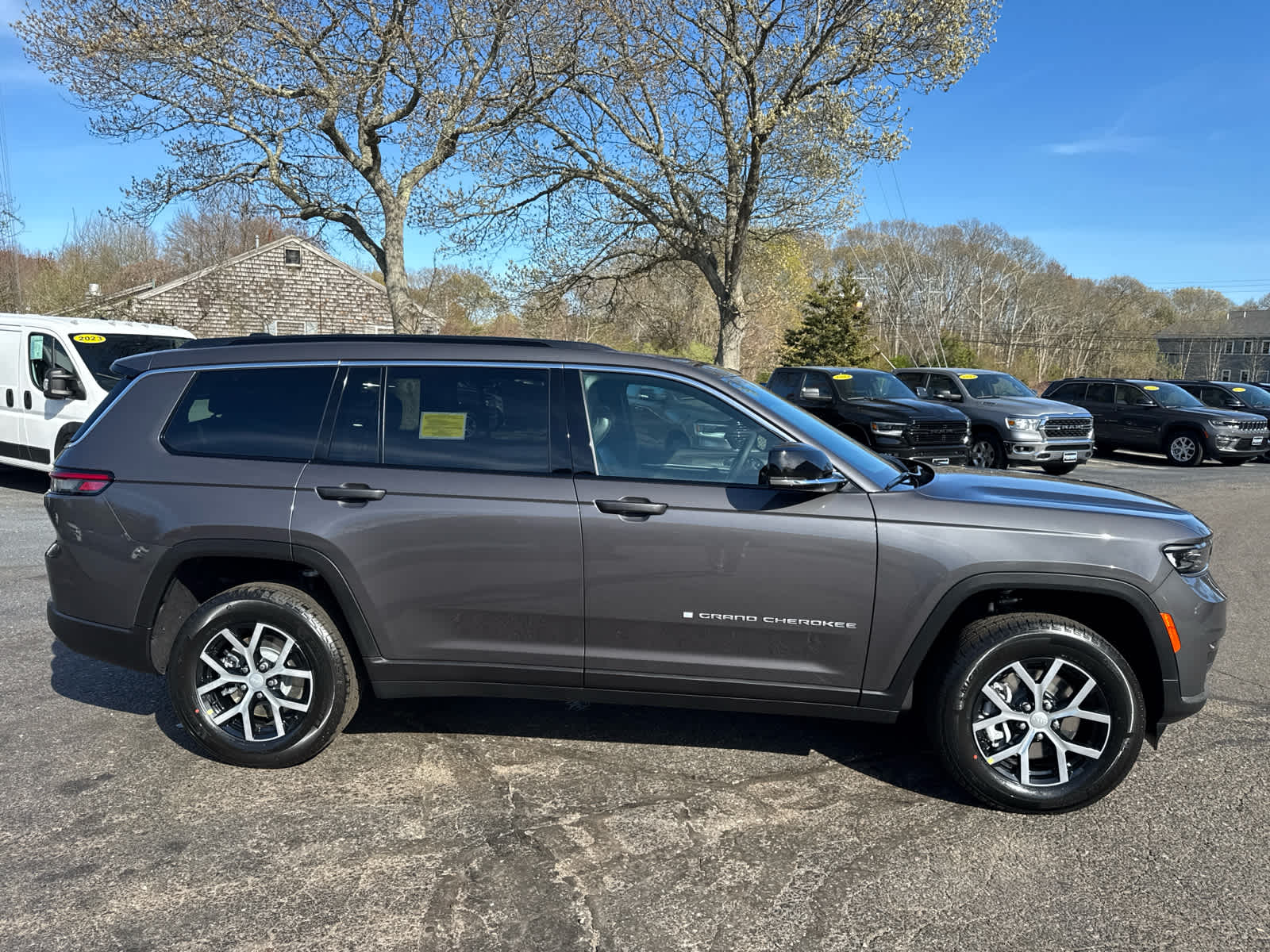 2025 Jeep Grand Cherokee Limited photo 3
