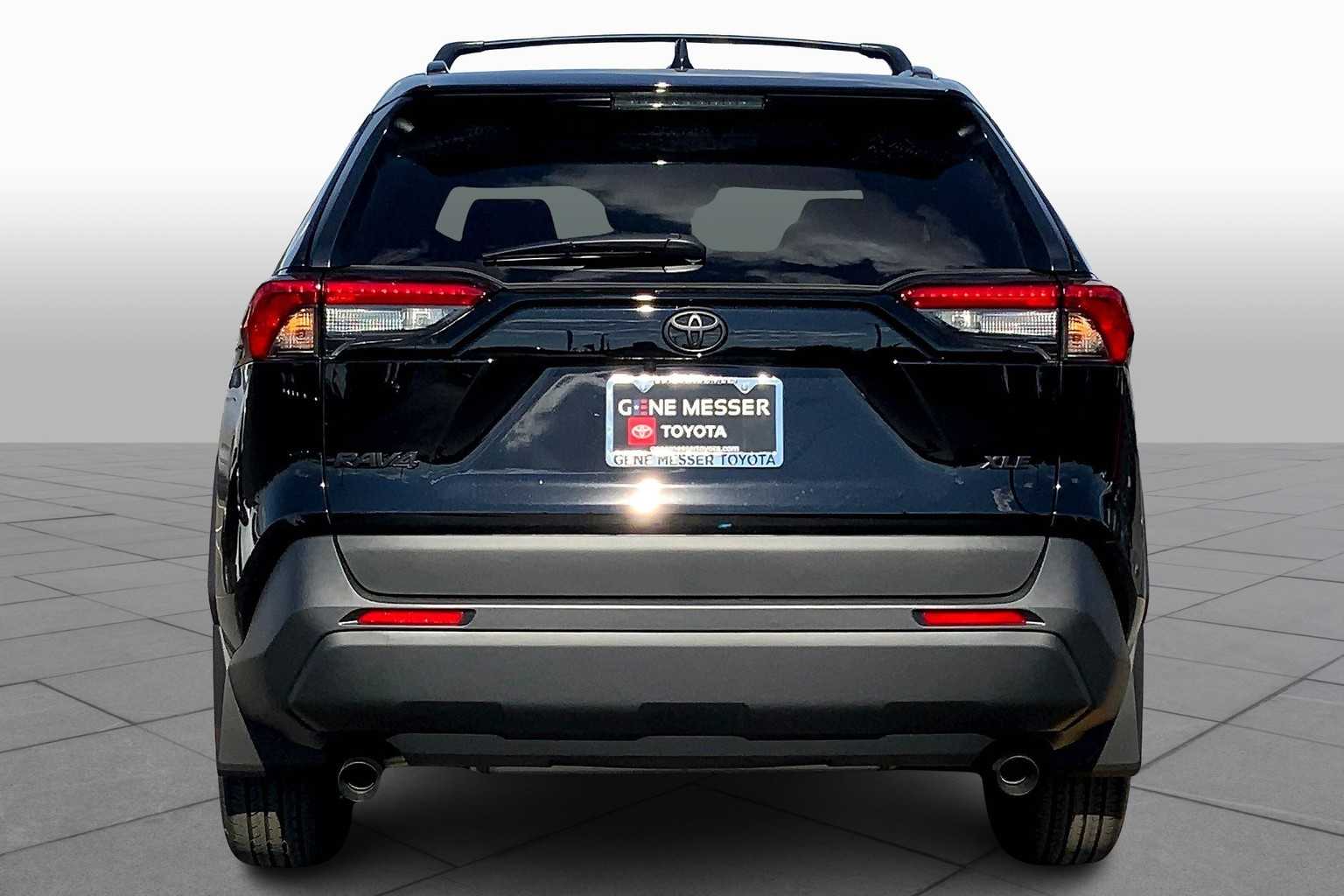 2025 Toyota RAV4 XLE photo 4