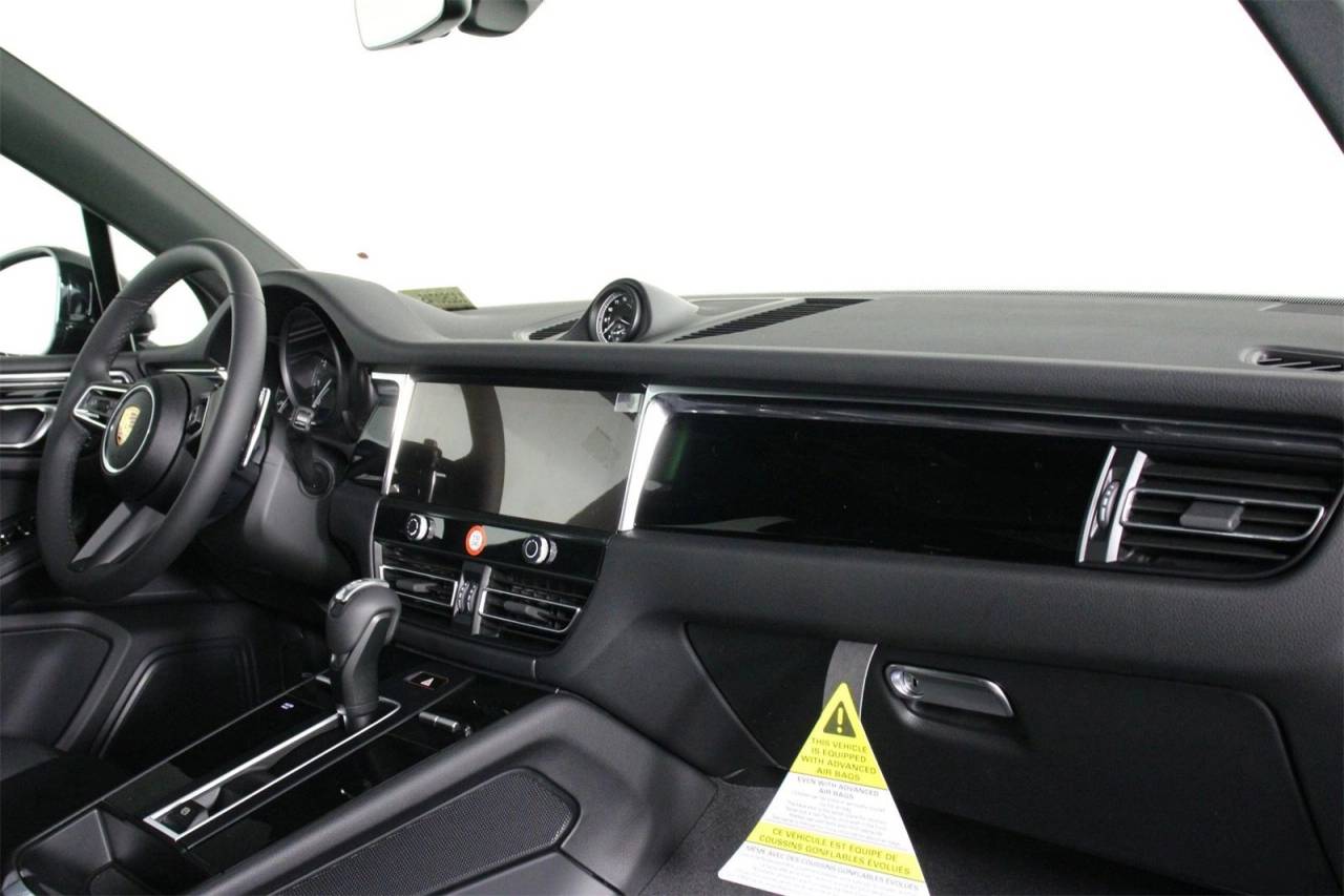 2025 Porsche Macan T photo 14