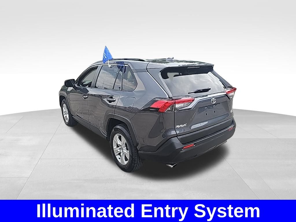 2020 Toyota RAV4 XLE photo 6