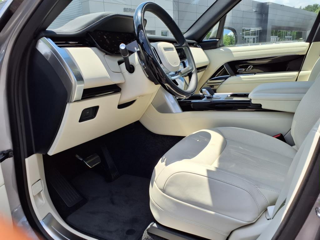 2025 Land Rover Range Rover SE photo 15