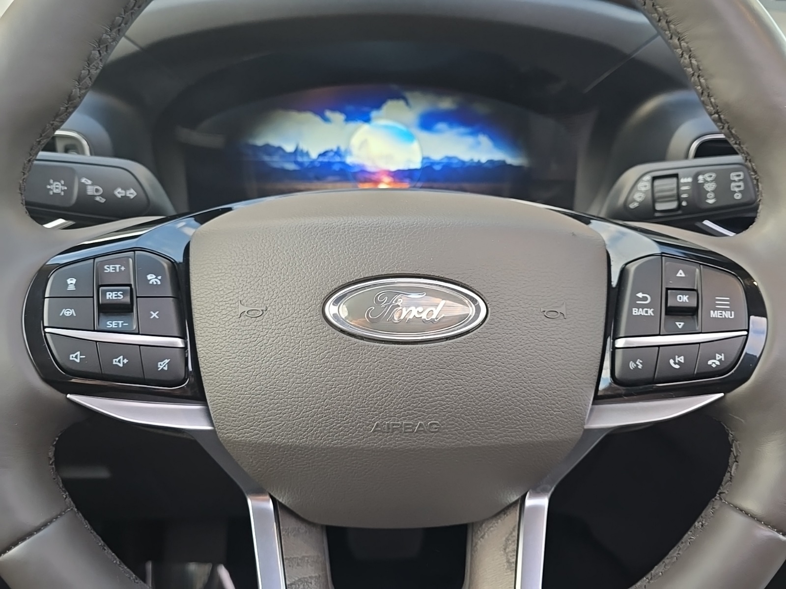 2022 Ford Explorer Hybrid Platinum photo 16
