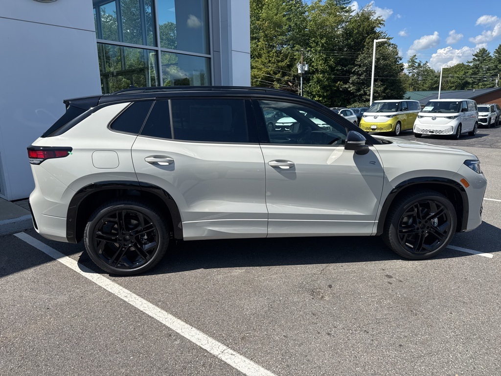 2025 Volkswagen Tiguan SE R-Line Black photo 5