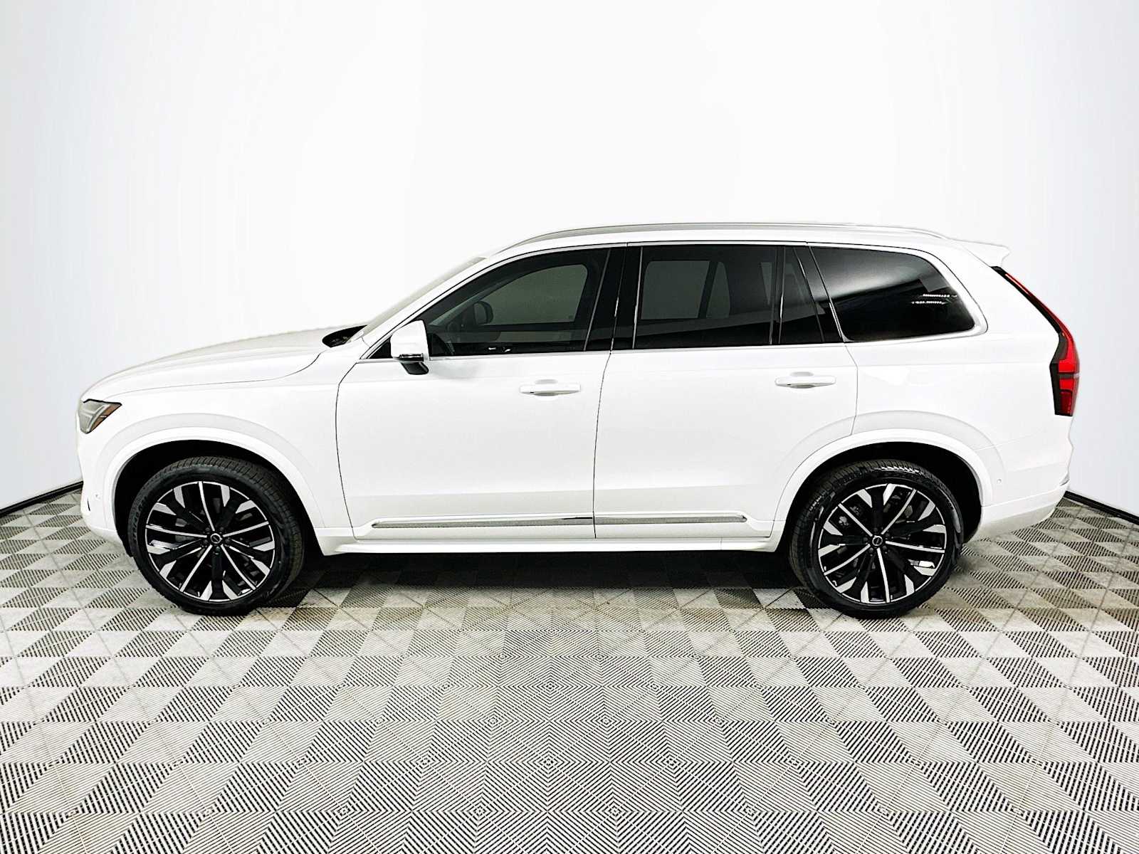 2025 Volvo XC90 AWD Plus photo 4