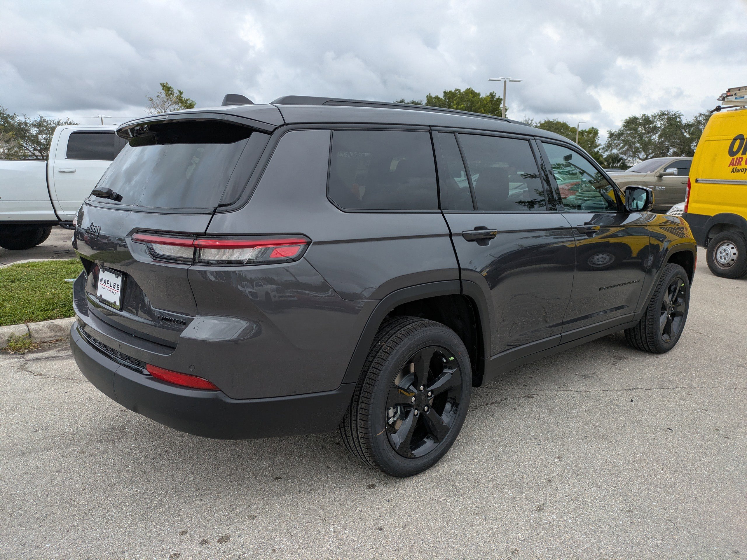 2025 Jeep Grand Cherokee Limited photo 2