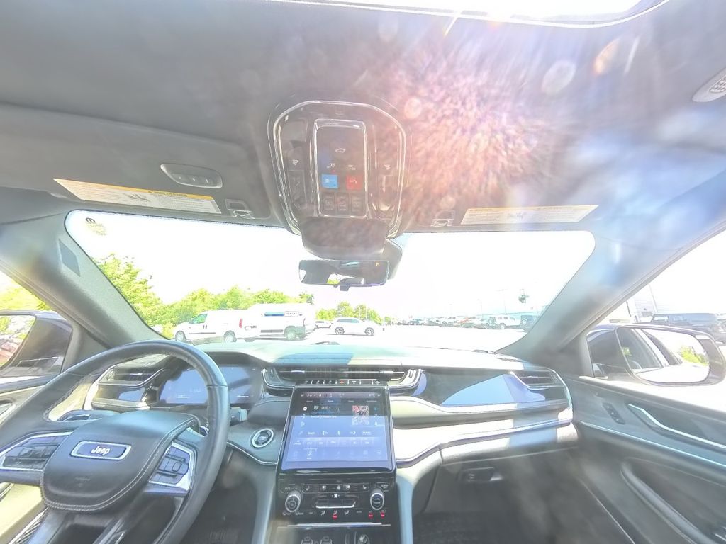 2023 Jeep Grand Cherokee Overland photo 28