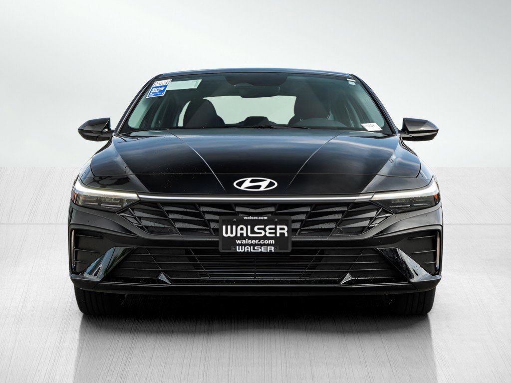 2025 Hyundai Elantra SE photo 2