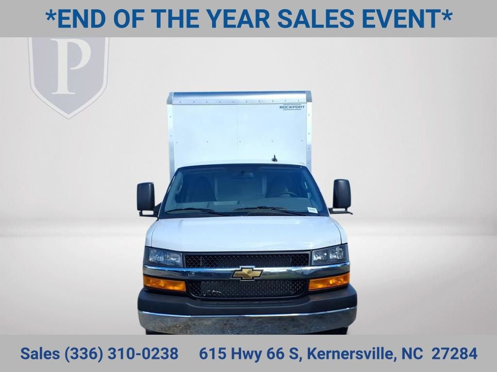 2025 Chevrolet Express 3500 Cutaway photo 2